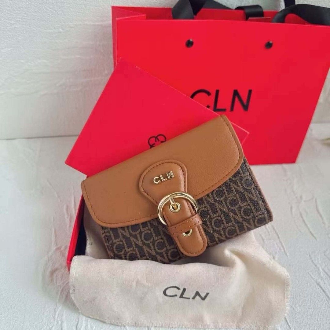 CARDI WALLET CLN (Category: Luxury Bags & Wallets) located in Manila. Submitted by maxine_27 (Listing ID 1459856957, Image 2). Description: CARDI WALLET For only ₱980 Inclusions: Dust bag, Bag BRAND NEW CONDITION ‼️ (1K+ po yan sa mismong CLN) PAYMENT FIRST ‼️.