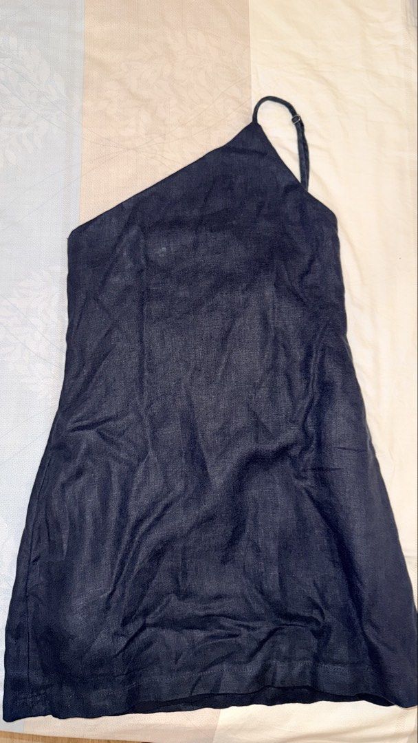 Cariño Stella Mini Dress (Category: Dresses) located in Las Pinas. Submitted by kathhsantoss (Listing ID 1459805412, Image 1). Description: - Never been worn DESCRIPTION The Stella Mini Dress features a asymmetrical neckline with a scoop back. Fully lined with adjustable shoulder and back straps. Model wears Extra Small. Material: Linen Bust - 30” Waist - 28” Hips - 36” Length - 30” .
