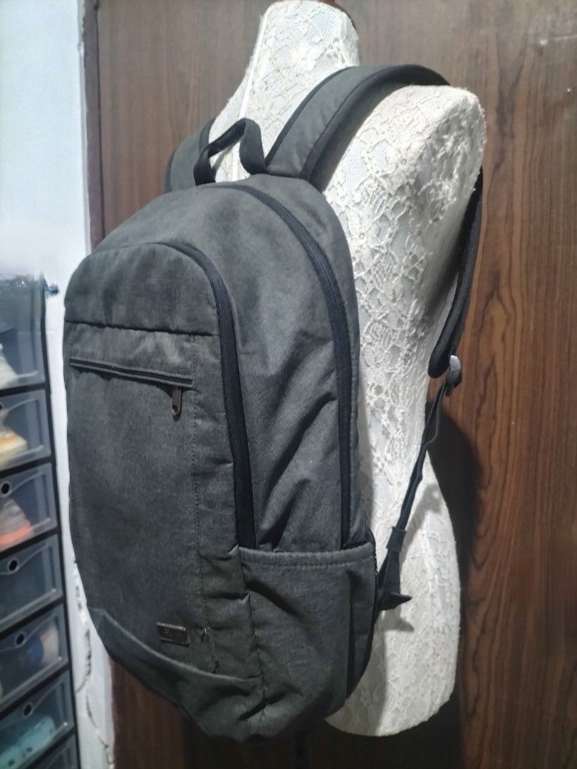 Case Logic Dark Grey Laptop Backpack / School & Work Bag (Category: Backpacks) located in Batangas. Submitted by dinafrago (Listing ID 1459820948, Image 3). Description: Brand: Case Logic Color: Dark Grey Origin: Bought in Canada 🇨🇦 (Made in Vietnam) Product Description: Authentic Case Logic backpack in a versatile dark grey heather finish. Perfect for school, work, commuting, or daily travel. Features: Laptop Sleeve: Dedicated interior padded 