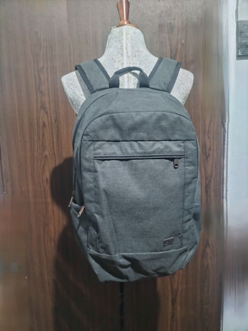 Case Logic Dark Grey Laptop Backpack / School & Work Bag (Category: Backpacks) located in Batangas. Submitted by dinafrago (Listing ID 1459820948, Image 1). Description: Brand: Case Logic Color: Dark Grey Origin: Bought in Canada 🇨🇦 (Made in Vietnam) Product Description: Authentic Case Logic backpack in a versatile dark grey heather finish. Perfect for school, work, commuting, or daily travel. Features: Laptop Sleeve: Dedicated interior padded 