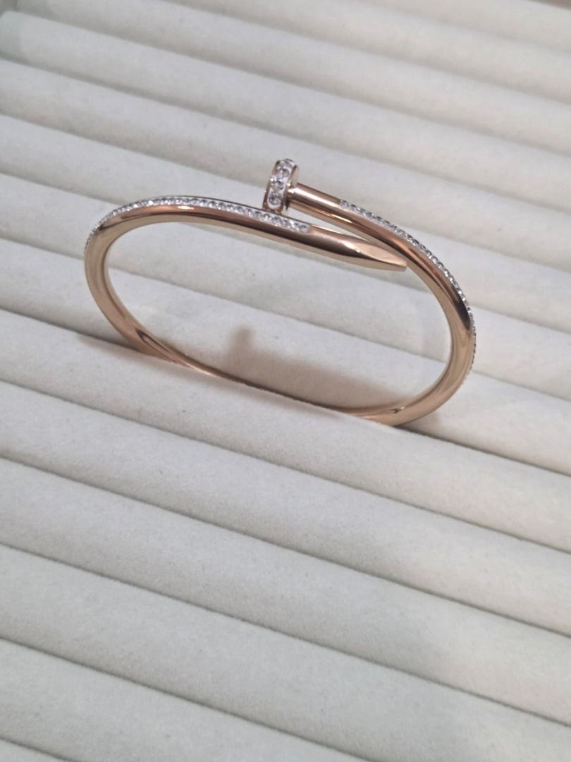 Celovis Bangle (Category: Bracelets) located in Nusajaya. Submitted by luna.ing667 (Listing ID 1459725607, Image 1). Description: .