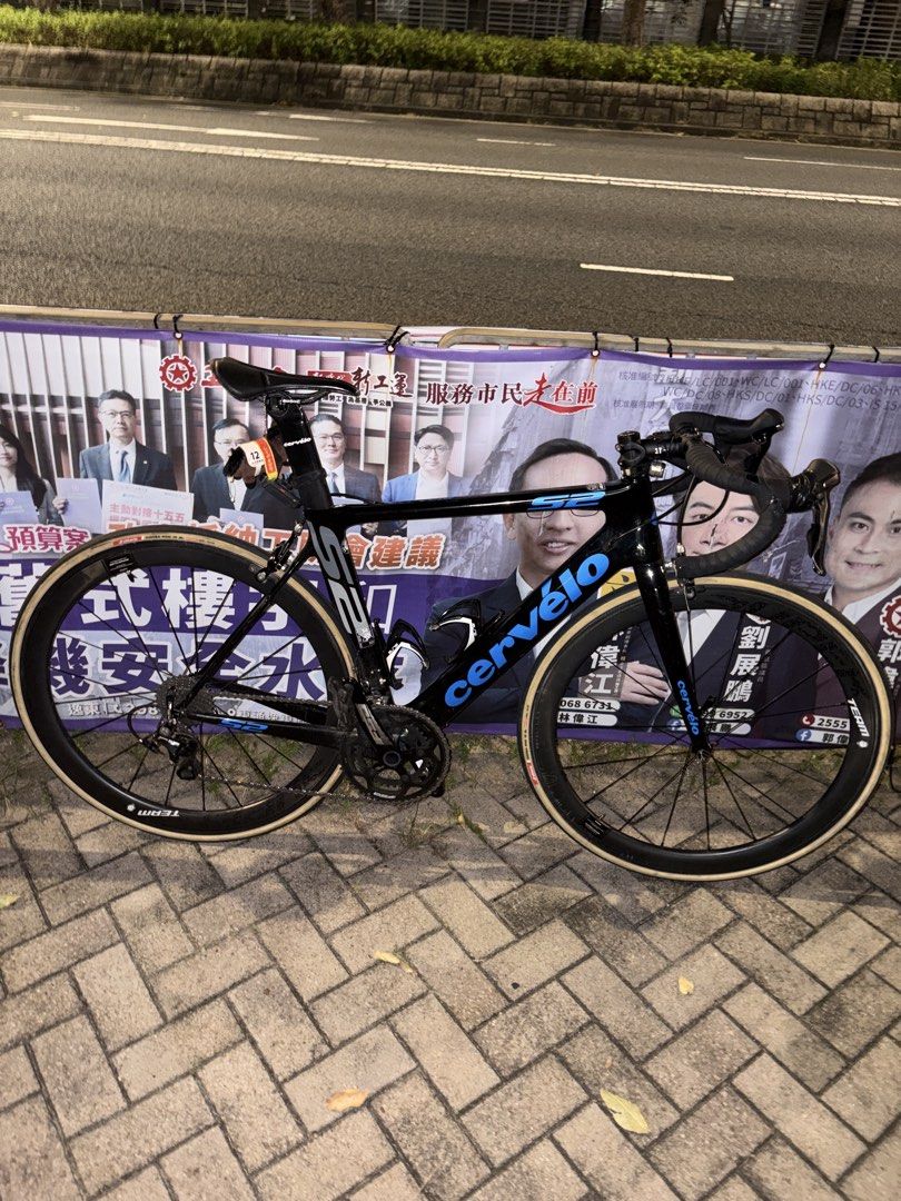 cervelo s2 mk2 （分類：單車）位於 Hong Kong。 由 oscarlai0923 提交（商品編號 1459824872，圖片 2）。簡介： 部車套件嗰啲全部都係原裝㗎，跟住我換咗一對Super Team嘅輪組 其實車架係算新，但係有少少泊車嘅花痕 反正要相DM，同埋右邊嗰個槍手爛 換咗兩條頂級呔 總之唔好亂鳩咁劈我價 東涌綫交收。