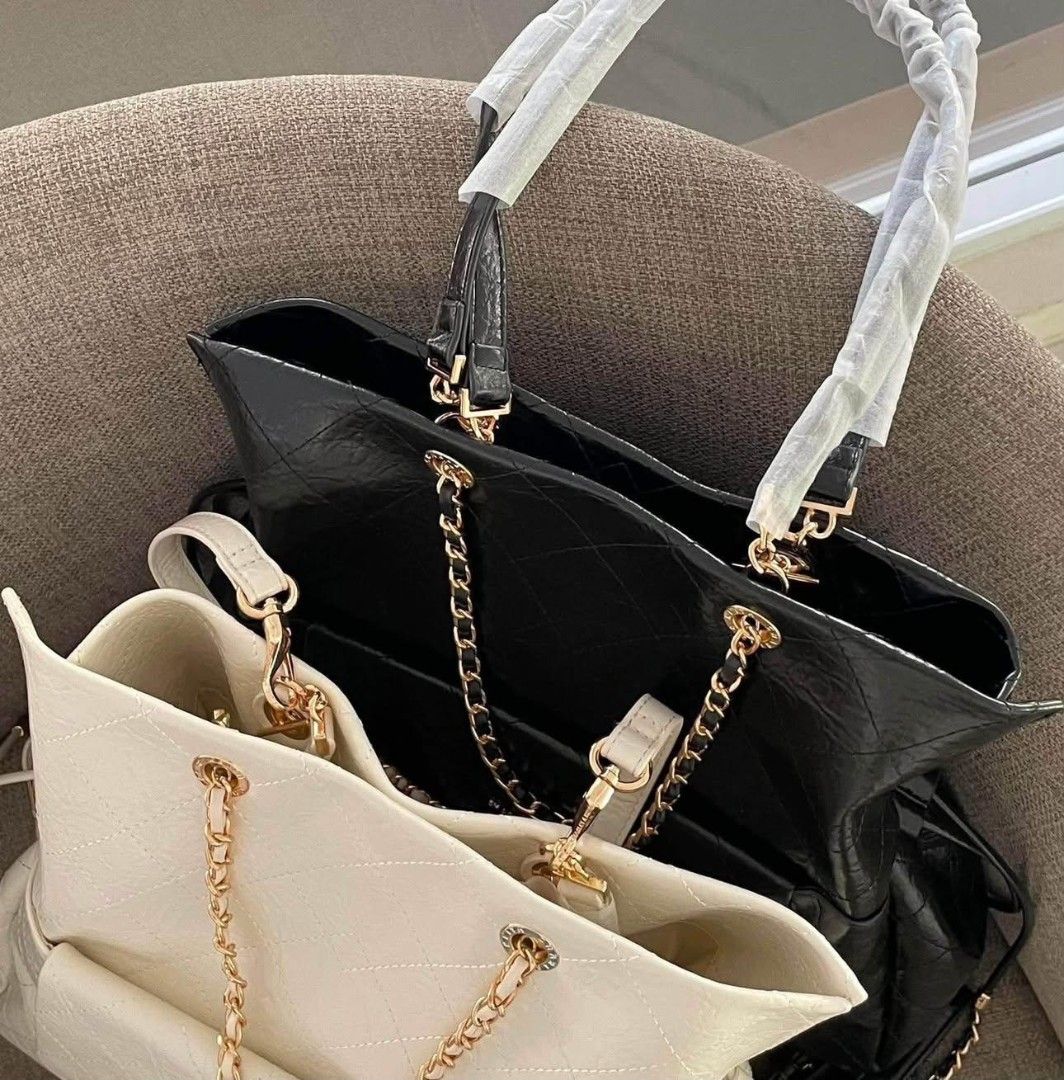 CHARLES & KEITH Duo Quilted Drawstring Two-Way Backpack (Category: Backpacks) located in Marikina City. Submitted by tenjinktn (Listing ID 1459878320, Image 3). Description: CHARLES & KEITH Duo Quilted Drawstring Two-Way Backpack 🎒 ✨ 🧷 Size: 35 x 32 x 11 cm 🧷 with dust bag & serial number 🧷 With paper bag 🧷 Available for PRE- ORDERS! 💌PM!.