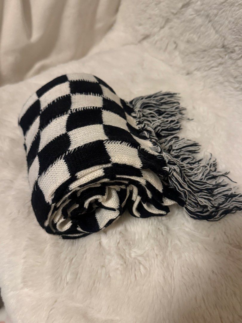 Checkerboard scarf (Category: Scarves) located in Cavite. Submitted by _solidolo (Listing ID 1459862953, Image 1). Description: 82 L 8 W black and white .