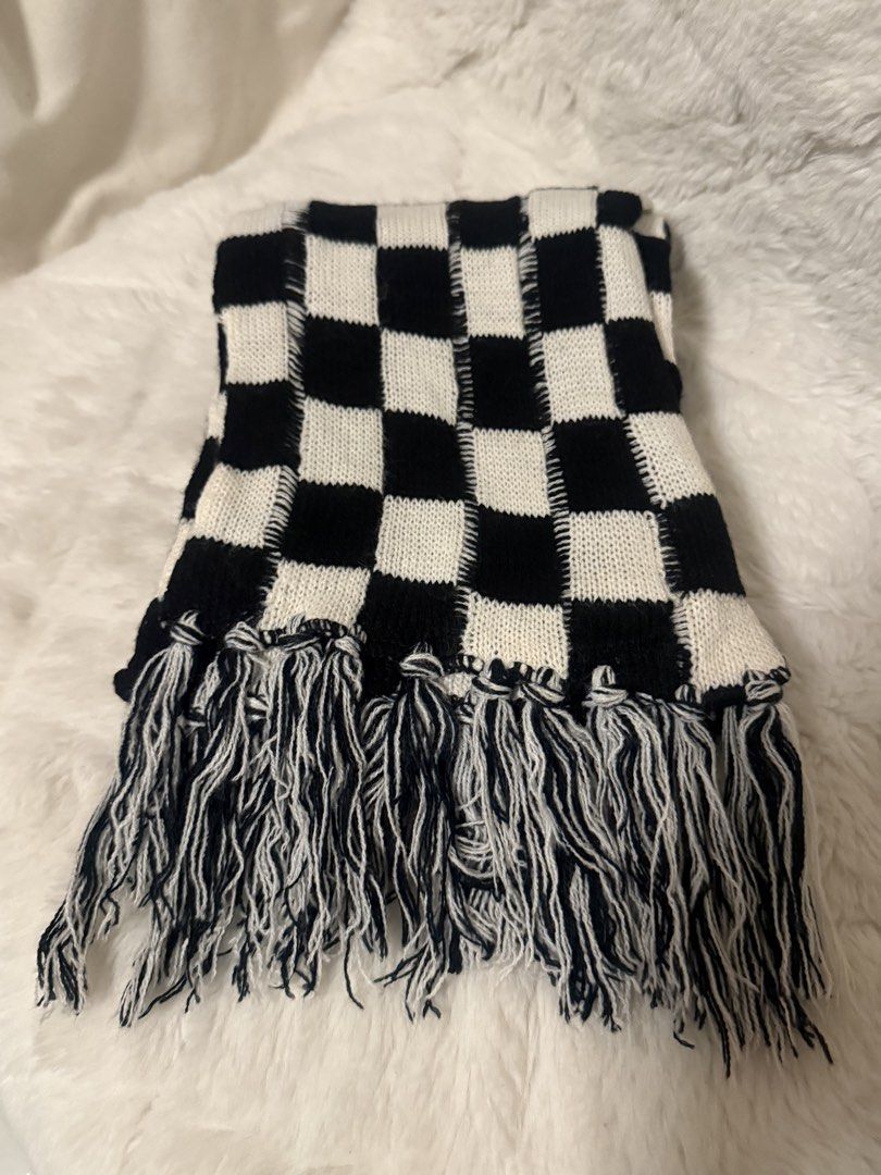 Checkerboard scarf (Category: Scarves) located in Cavite. Submitted by _solidolo (Listing ID 1459862953, Image 3). Description: 82 L 8 W black and white .
