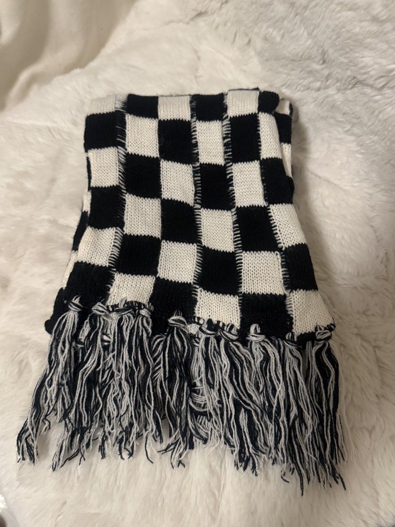 Checkerboard scarf (Category: Scarves) located in Cavite. Submitted by _solidolo (Listing ID 1459862953, Image 2). Description: 82 L 8 W black and white .