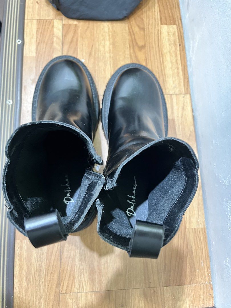 CHELSEA BOOTS (Category: Boots) located in Quezon City. Submitted by yeolyyy (Listing ID 1459847748, Image 3). Description: Still negotiable barely used size 24cm.