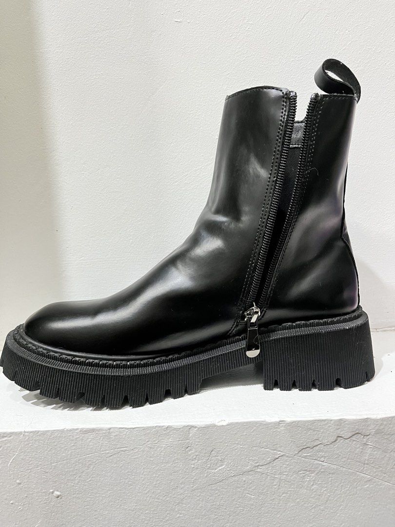 CHELSEA BOOTS (Category: Boots) located in Quezon City. Submitted by yeolyyy (Listing ID 1459847748, Image 1). Description: Still negotiable barely used size 24cm.