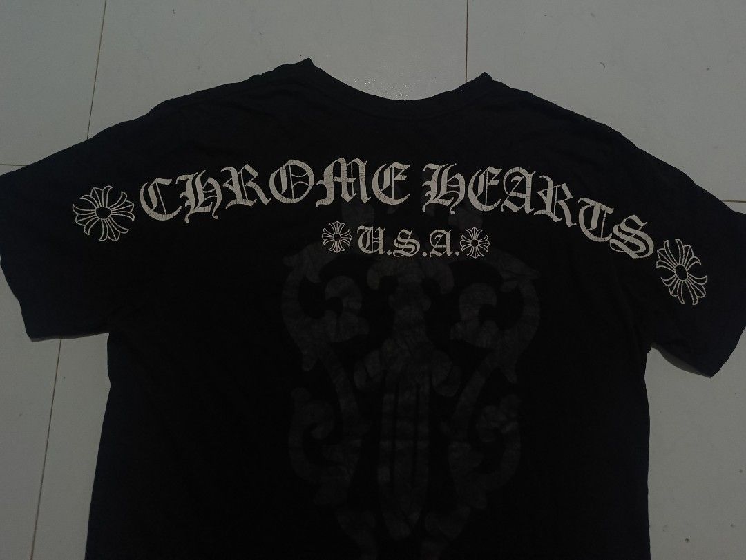 Chrome Hearts Script USA Dagger Logo (Category: Tshirts & Polo Shirts ) located in Naga. Submitted by just_thrift2.0 (Listing ID 1459827474, Image 3). Description: Size XL dimes 21.5x31 still good condition color rate 9/10 complete tags issue: hole / crack print.