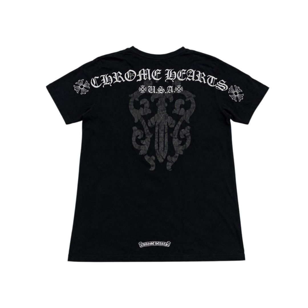 Chrome Hearts Script USA Dagger Logo (Category: Tshirts & Polo Shirts ) located in Naga. Submitted by just_thrift2.0 (Listing ID 1459827474, Image 1). Description: Size XL dimes 21.5x31 still good condition color rate 9/10 complete tags issue: hole / crack print.