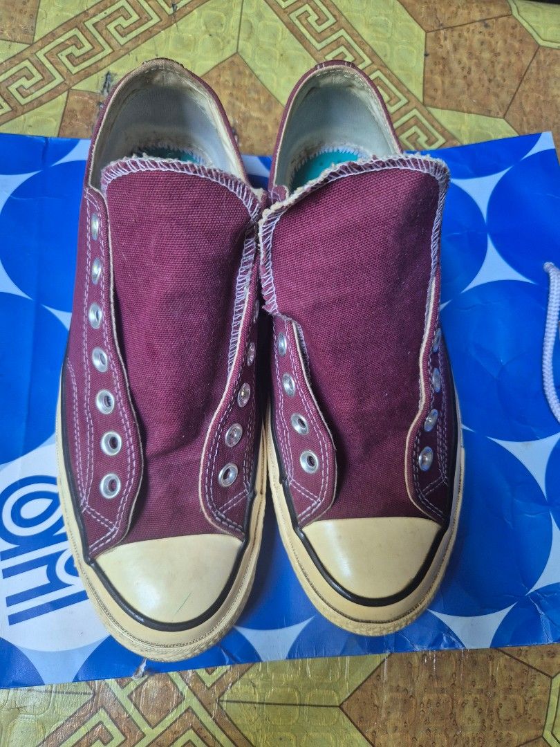 CHUCK TAYLOR LOW (Category: Sneakers) located in Quezon City. Submitted by hyhycrossbreed (Listing ID 1459793641, Image 1). Description: SIZE : U.K 8.5 U.S 9.5 LOC : QC DILIMAN.