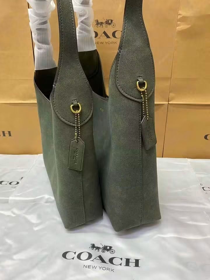 Coach (Category: Shoulder Bags) located in Manila. Submitted by santosrich_419 (Listing ID 1459831791, Image 3). Description: size 34 size 26 Complete inclusions.
