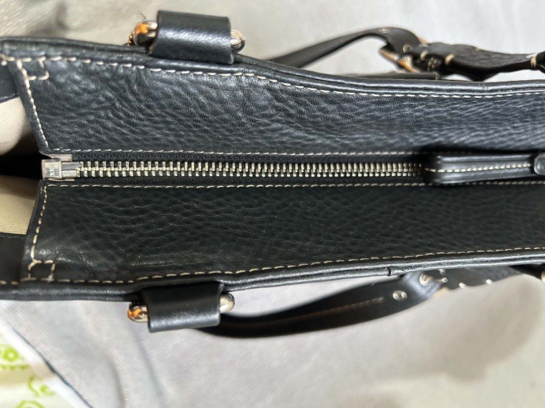 Coach Black Bag (Category: Luxury Bags & Wallets) located in Imus. Submitted by justinelouis (Listing ID 1459790900, Image 2). Description: .
