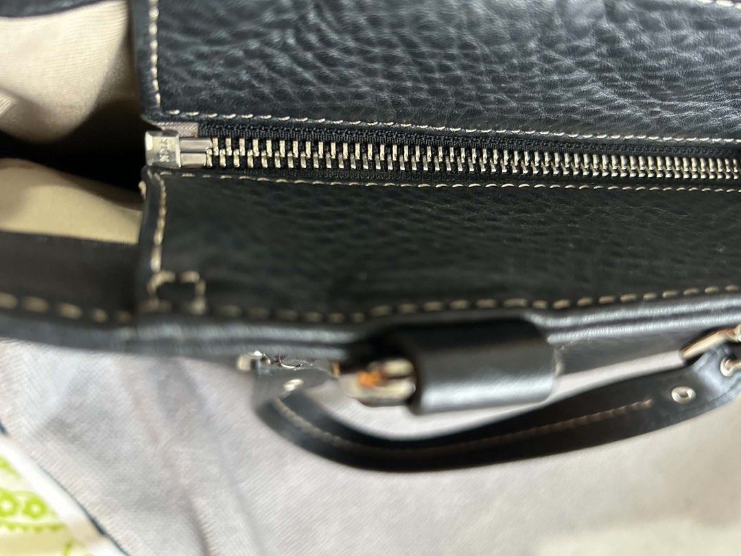 Coach Black Bag (Category: Luxury Bags & Wallets) located in Imus. Submitted by justinelouis (Listing ID 1459790900, Image 3). Description: .