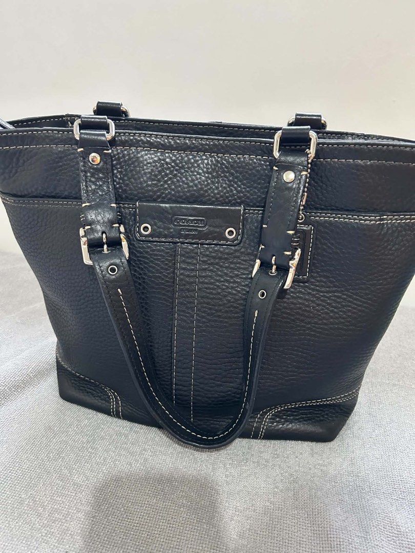 Coach Black Bag (Category: Luxury Bags & Wallets) located in Imus. Submitted by justinelouis (Listing ID 1459790900, Image 1). Description: .