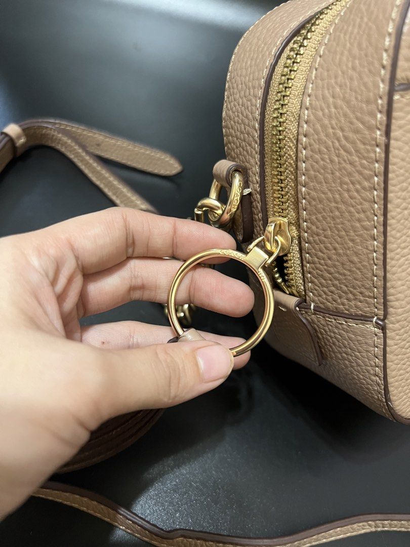 ‼️NA‼️Coach Camera Bag (Category: Luxury Bags & Wallets) located in Cebu City. Submitted by sexyclosetph2.0 (Listing ID 1459849659, Image 3). Description: Like new condition No issues Very nice in actual Clean inside and outside HK source Ykk zip with etiketa Very nice pa! .