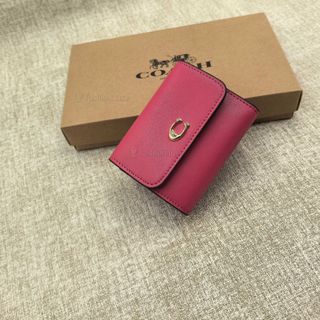 (Category: ) located in . Submitted by fashion.luxe.collection (Listing ID 1459730151, Image 1). Description: .