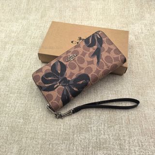 (Category: ) located in . Submitted by fashion.luxe.collection (Listing ID 1459731412, Image 1). Description: .