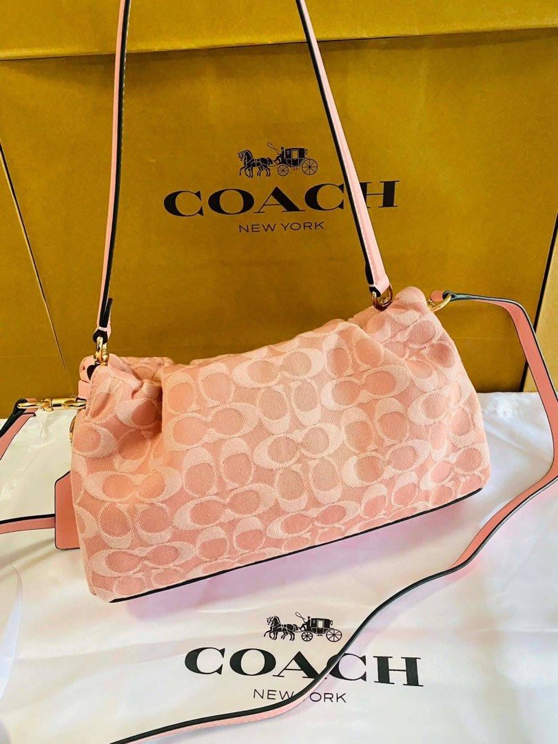 Coach Faye (Category: Shoulder Bags) located in Binan City. Submitted by pinkykeenshop (Listing ID 1459866746, Image 2). Description: .