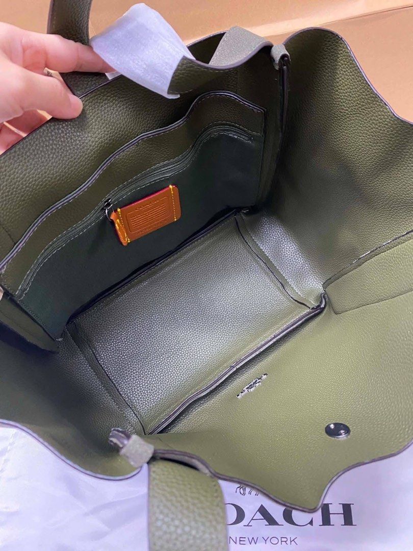 Coach Hadley Turnlock (Category: Shoulder Bags) located in Binan City. Submitted by pinkykeenshop (Listing ID 1459864987, Image 2). Description: .