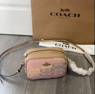 (Category: ) located in . Submitted by fashion.luxe.collection (Listing ID 1459750013, Image 1). Description: .
