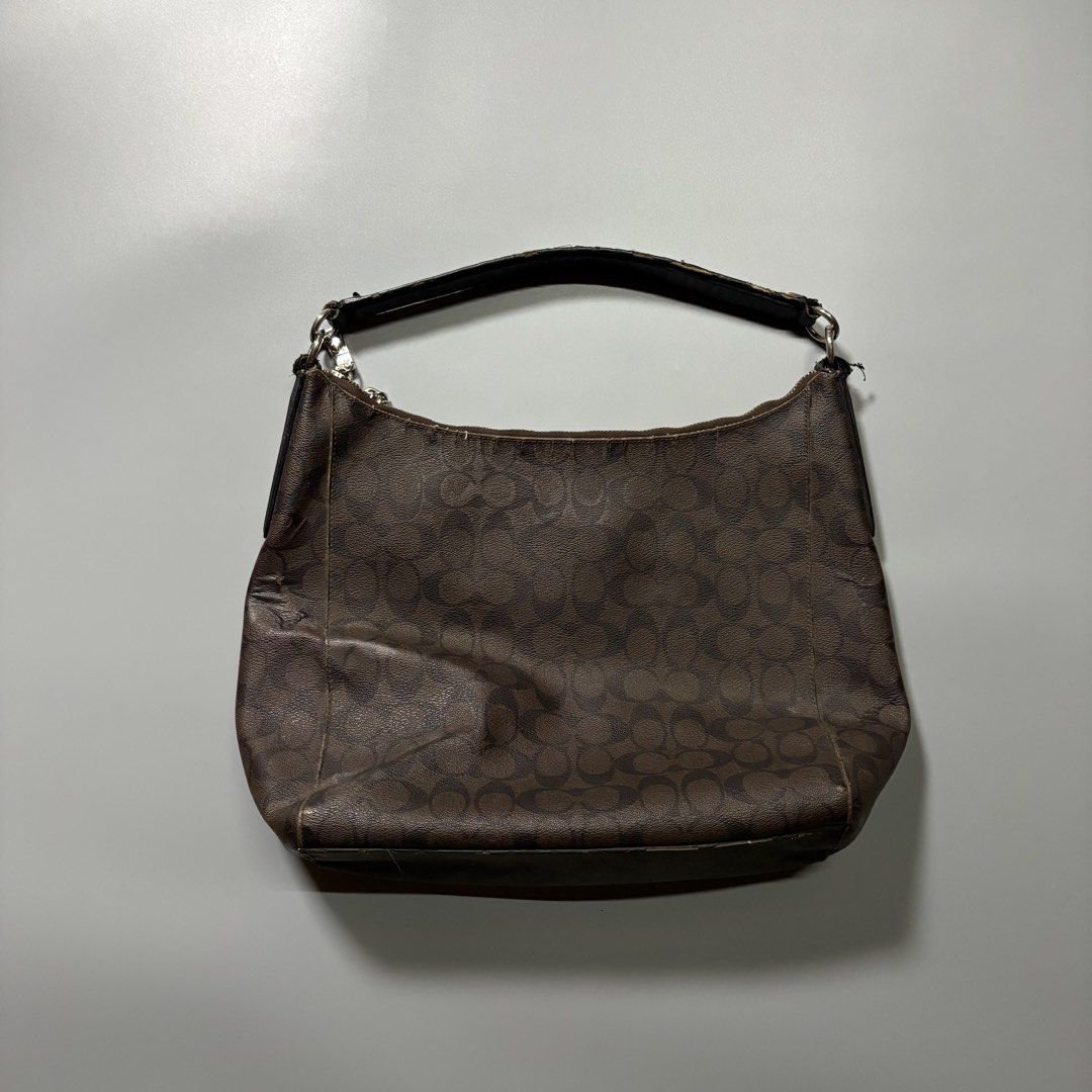 Coach Shoulder Bag (Category: Shoulder Bags) located in Tayabas. Submitted by tayabaskartell (Listing ID 1459814947, Image 2). Description: .