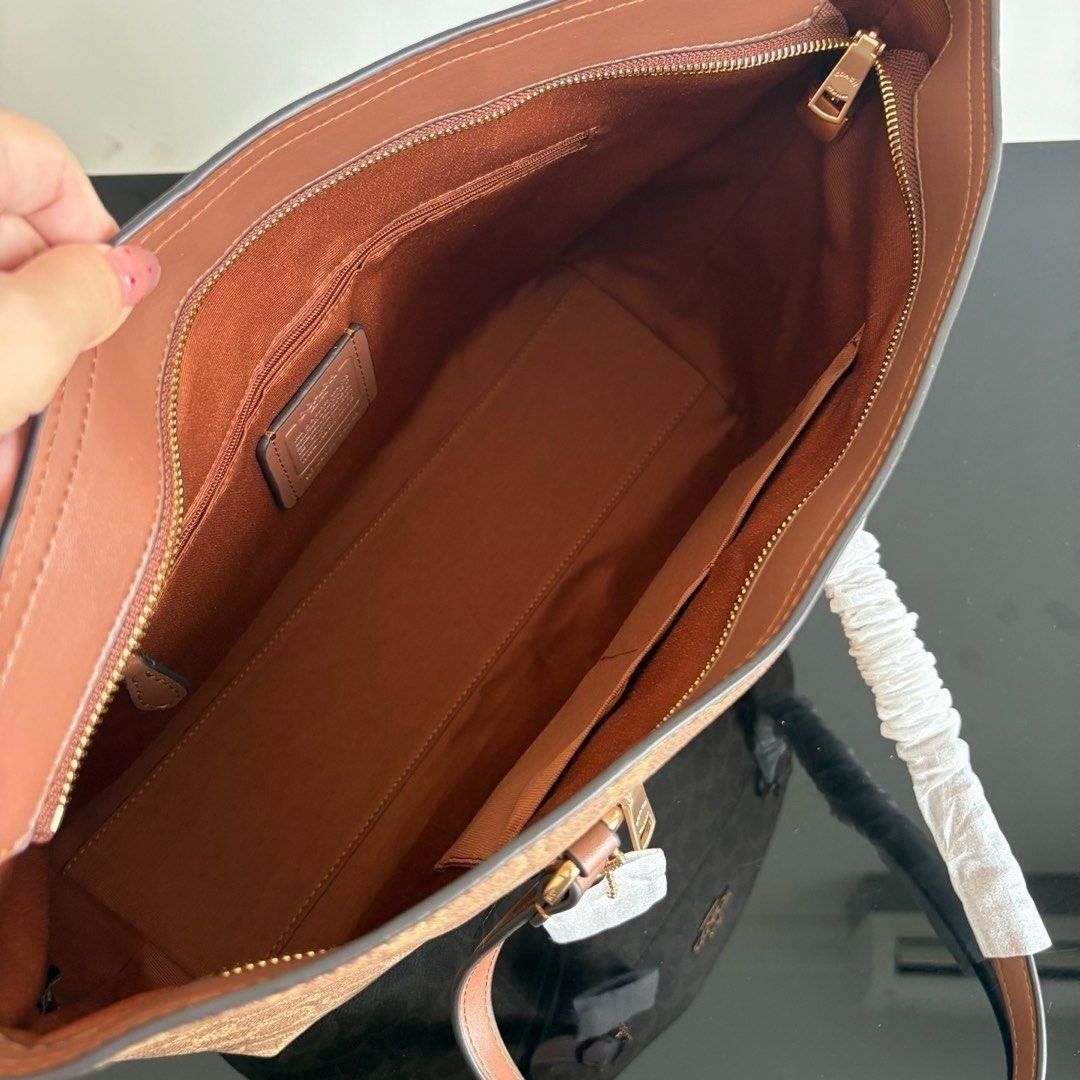 Coach Station Tote Bag （分類：Tote Bags）位於 Hong Kong。 由 keen-336 提交（商品編號 1459754409，圖片 3）。簡介： 。