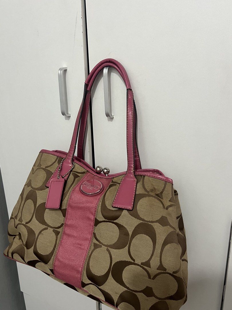 COACH y2k (Category: Luxury Bags & Wallets) located in Manila. Submitted by nicolesant58999 (Listing ID 1459818744, Image 2). Description: .