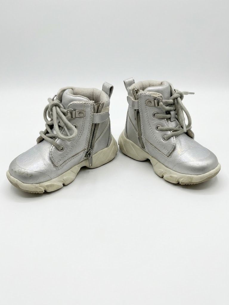 Colloky Silver Glitter Lace-Up Zip Boots (Category: Babies & Kids Fashion) located in Manila. Submitted by lagracita (Listing ID 1459755858, Image 1). Description: Brand: Colloky Silver Metallic Ankle Boots – Kids’ Size US 5 Stylish Colloky kids’ ankle boots in a beautiful silver metallic finish with a subtle iridescent/shimmer effect. Details: Size: US 5 / EU sizing shown on tag Color: Silver / metallic Sparkly silver detail around the ankle Lac