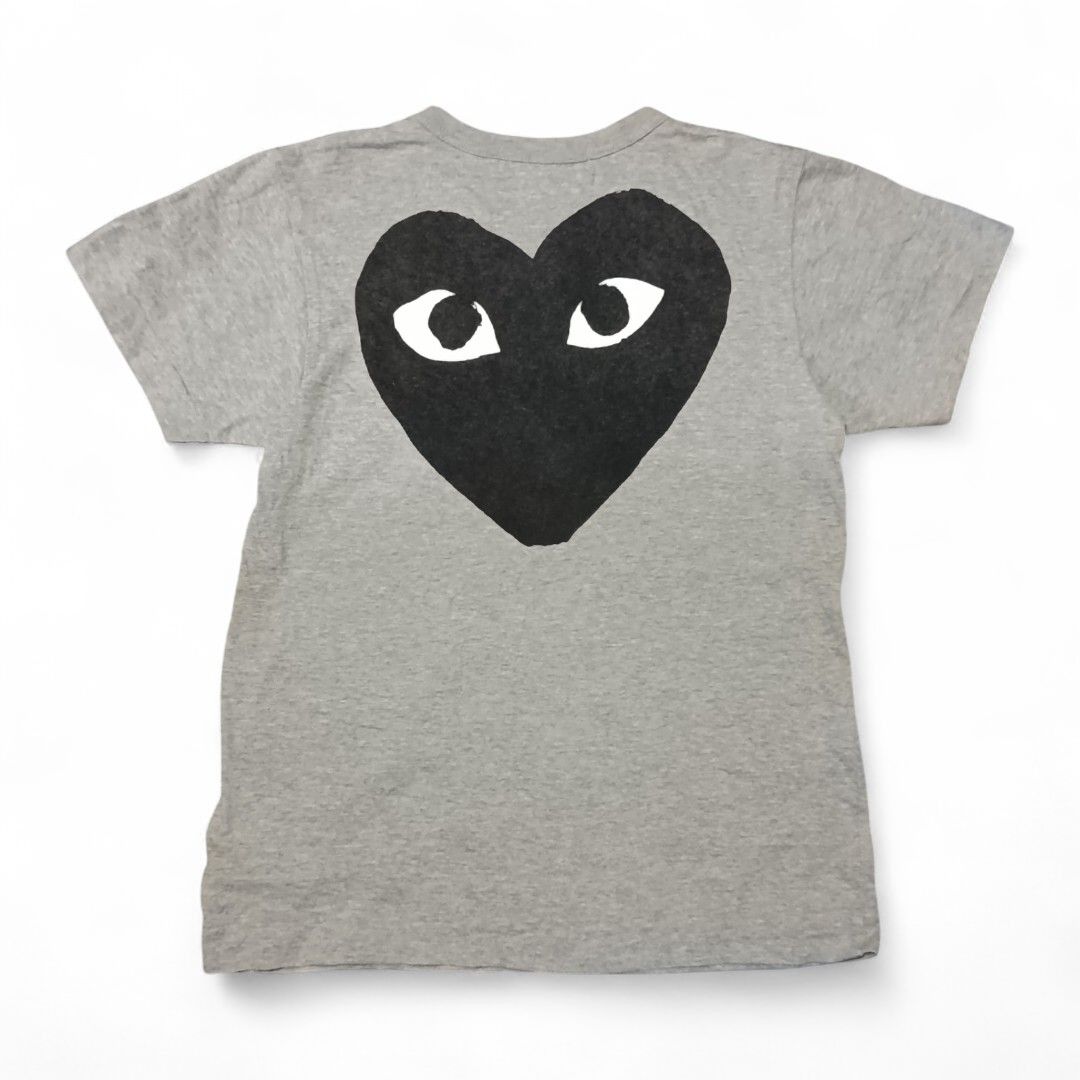 Comme Des Garçons Play (Category: Activewear) located in Aliaga. Submitted by thriftkeizieee (Listing ID 1459703870, Image 2). Description: L:24 W:17.5 Shoulder:16 ISSUE:5&6 PIC DM ME IF INTERESTED 📩.