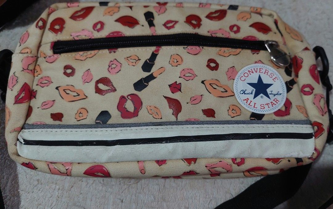 Converse cross body/sling bag (Category: Cross-body Bags) located in Daet. Submitted by stonervoid (Listing ID 1459714798, Image 2). Description: Converse cross body bag/sling bag 10.5x6 inches 600 free shipping ang issue ay nasa picture na.