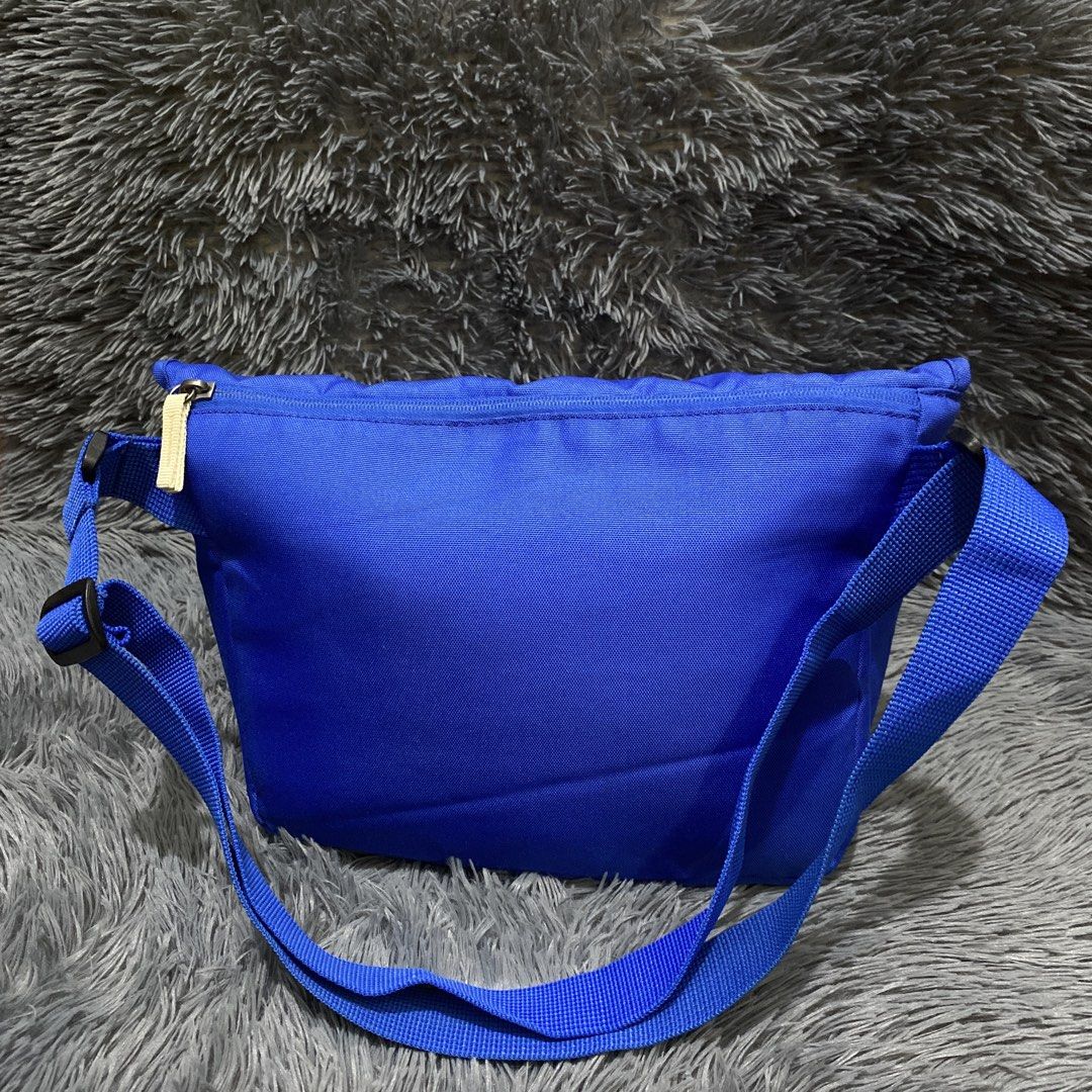 Converse messenger bag (Category: Belt bags, Clutches and Pouches) located in Manila. Submitted by saint.m (Listing ID 1459780839, Image 3). Description: Messenger bag Length: 11 inches Width: 14 inches Condition: 9/10 Color rate: 9.5/10 .