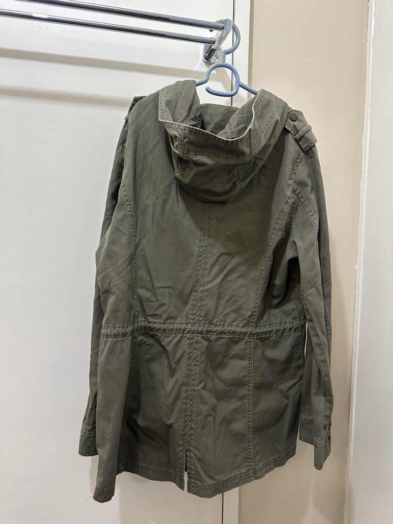 Cotton On Khaki Green Hooded Jacket • Medium-Large (Category: Coats, Jackets and Outerwear) located in Rizal. Submitted by thrifteyeph (Listing ID 1459776948, Image 2). Description: - as is, where is - can be unisex, not body-hugging.