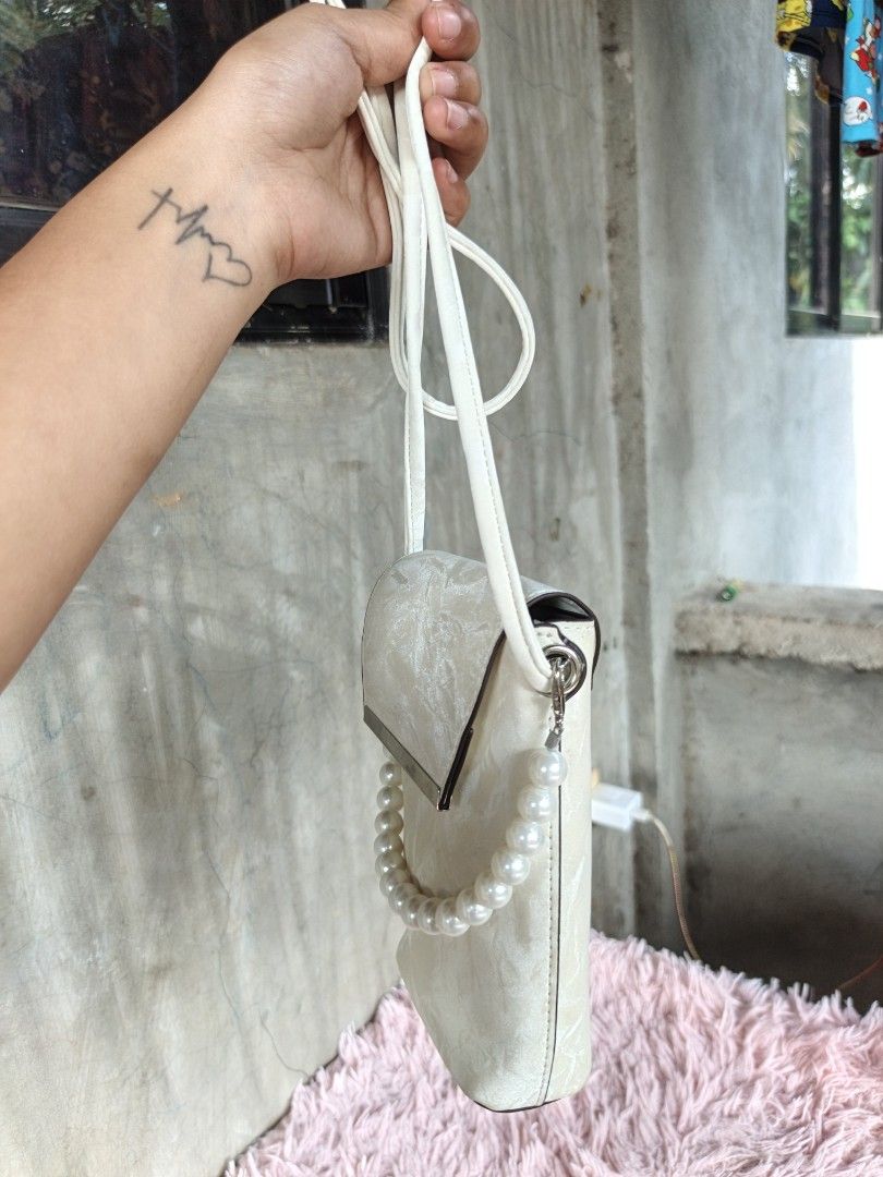 Cp sling for women (Category: Cross-body Bags) located in Manila. Submitted by ukay-ukaybylyn (Listing ID 1459708818, Image 3). Description: good condition💯 kasya phone.