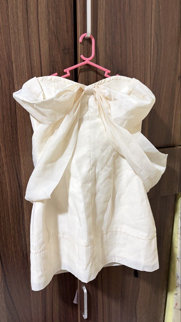 Cream Strapless Bow Dress (Category: Dresses) located in Makati City. Submitted by karen.dr (Listing ID 1459790168, Image 1). Description: - Elegant cream strapless dress - Features a prominent bow detail at the front - Slight sheen fabric for a touch of luxury - Structured bodice for a flattering fit - Flared skirt for a playful silhouette - Ideal for parties, weddings, or any special occasion - Effortlessly chic and stylish.