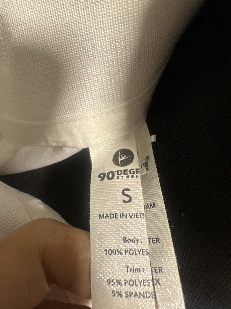 Crop top shirt (Category: Activewear) located in Caloocan City. Submitted by trebdy01 (Listing ID 1459817300, Image 2). Description: From usa Can fit Small to medium.