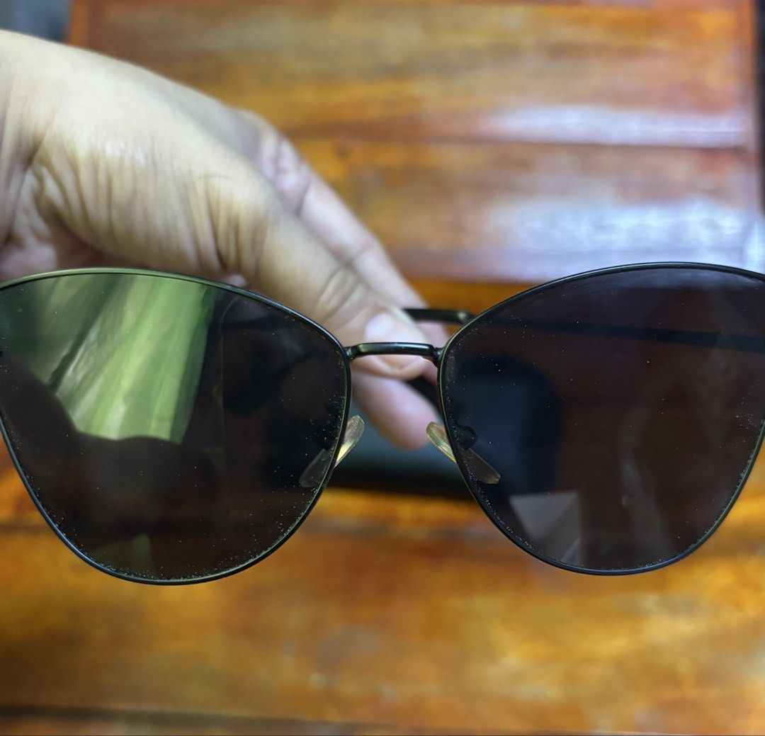CURTIS Sunglasses with Case (Category: Sunglasses & Eyewear) located in Santo Domingo. Submitted by royal.teresa (Listing ID 1459814736, Image 3). Description: - Stylish black cat-eye sunglasses - Dark tinted lenses for optimal shade - Thin and elegant black metal frame - Includes a black faux leather case with snap closure - Ideal for everyday wear and adding a touch of flair.