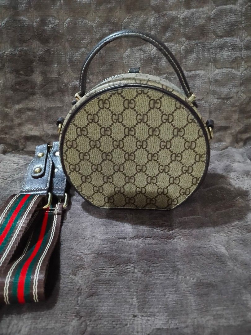Cute circle handbag (Category: Shoulder Bags) located in San Fernando. Submitted by goodbuys47 (Listing ID 1459796649, Image 3). Description: - can use as handbag alone or crossbody bag. - can use at the event or ordinary day.