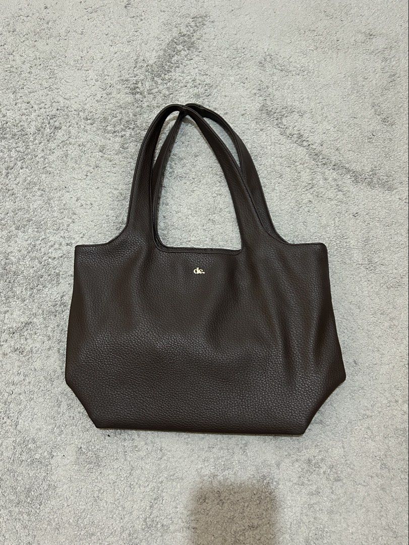 daily carry lara tote (Category: Tote Bags) located in Manila. Submitted by acesarchive (Listing ID 1459860235, Image 1). Description: daily carry lara tote in chocolate 🤎 ⟡ zippers in good condition.
