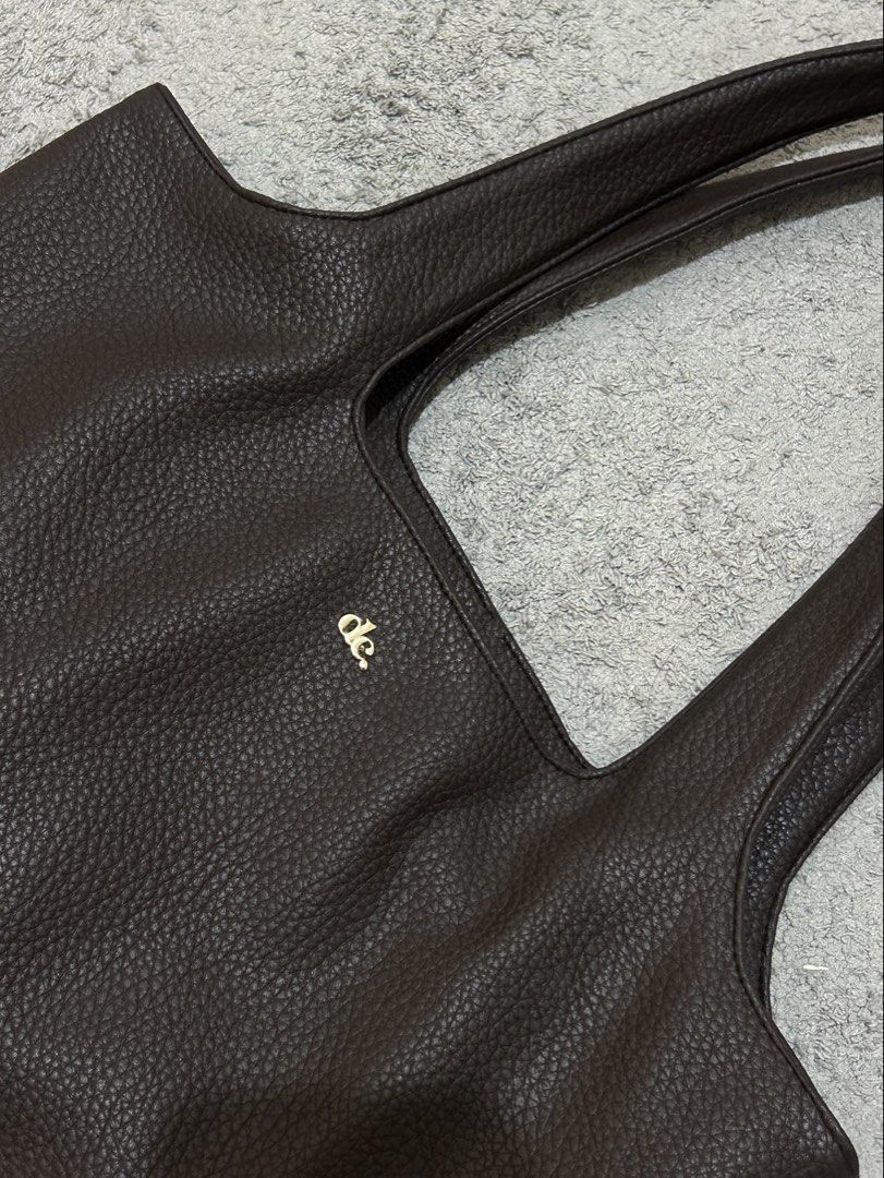 daily carry lara tote (Category: Tote Bags) located in Manila. Submitted by acesarchive (Listing ID 1459860235, Image 2). Description: daily carry lara tote in chocolate 🤎 ⟡ zippers in good condition.
