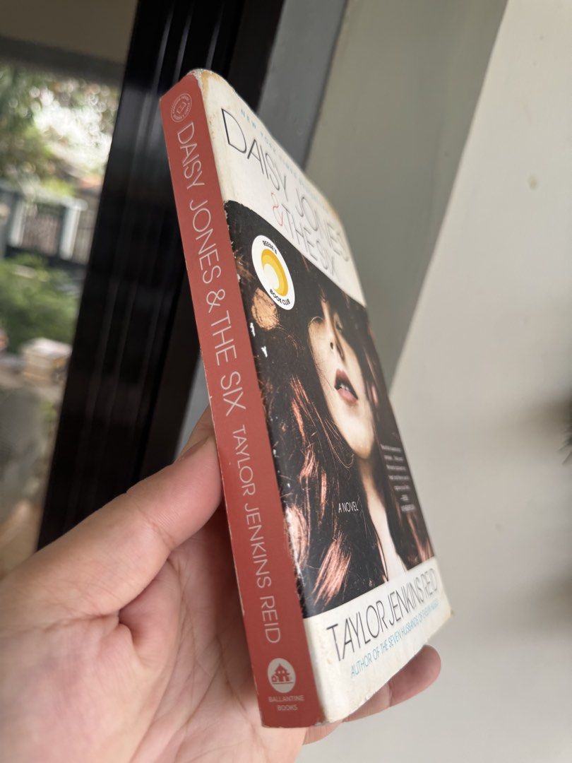 Daisy Jone and the Six (Category: Storybooks) located in Jaen. Submitted by jud24 (Listing ID 1459717092, Image 2). Description: Paperback : us edition : floppy pages.