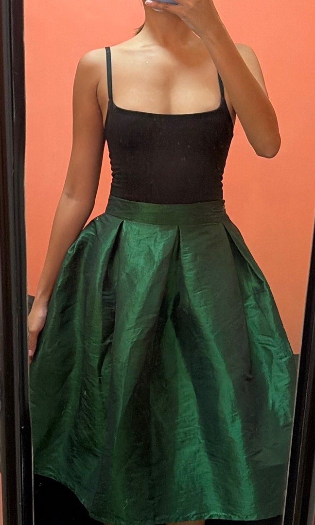 Dark Green Emerald Pleated Midi Skirt (Category: Skirts) located in Pasig City. Submitted by kimberlytorralba (Listing ID 1459846230, Image 1). Description: - High-waisted midi skirt - Full, pleated A-line silhouette - Fabric with a slight sheen - No issues - Dm for more pics if ever - Fits S-M, 24-28 waistline - MOP: GCash/Maya/GoTyme - MOD: Lalamove/Moveit/Angkas (c/o buyer).