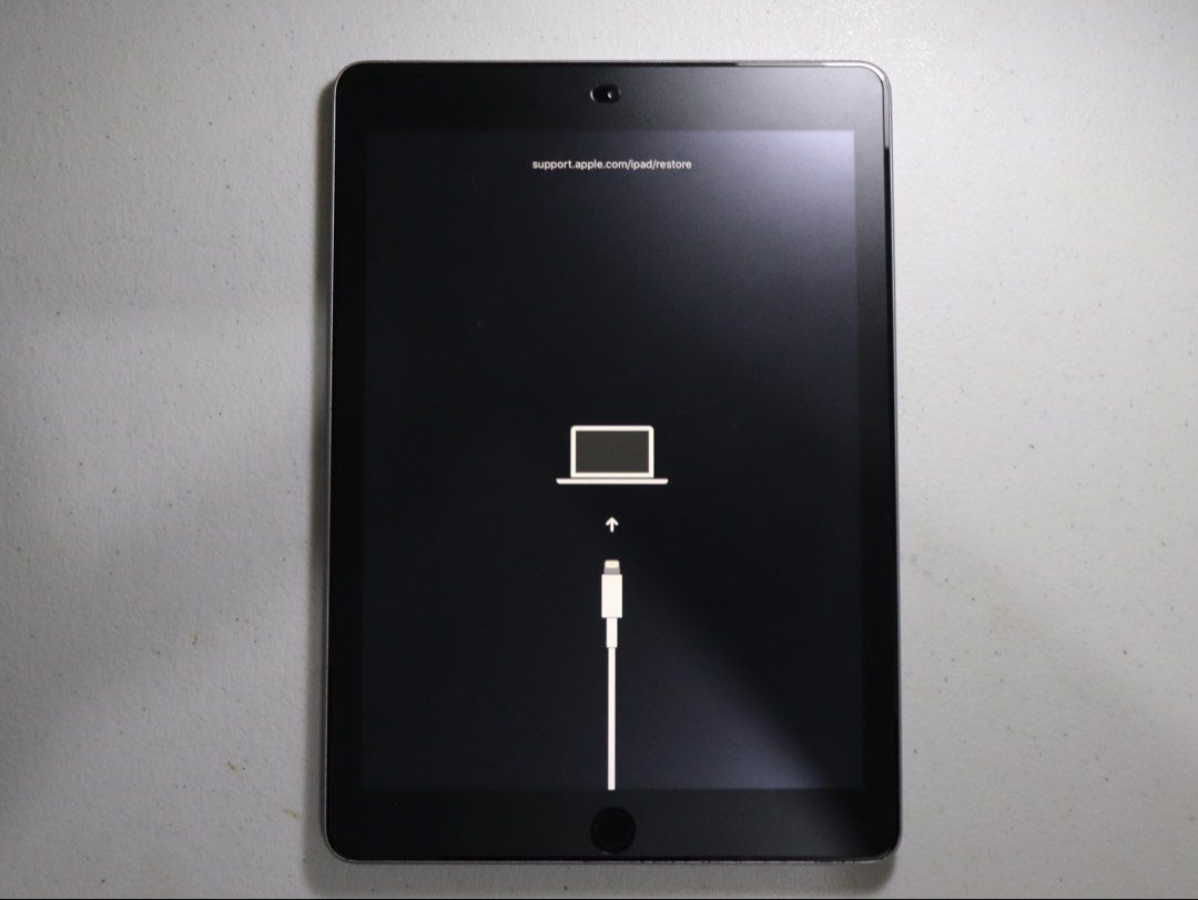 Defective Ipad 5th Generation (Category: iPad) located in Kawit. Submitted by kimbagapur67485 (Listing ID 1459793550, Image 3). Description: Model: iPad 5th Generation Storage: 32 GB Personally Owned (No history of repair yet). Bought in 2017 and originally used for school. Issue: - Suddenly turns off and may show Error Code 4013 when attempting to restore/update. Technician diagnosed it as a faulty memory/storage-related hardware issue. - Power 