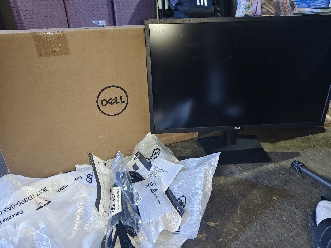 Dell 24" e2423h (Category: Monitor Screens) located in Cabanatuan. Submitted by yman.hayme (Listing ID 1459888410, Image 2). Description: Dell e2423h Kakabukas lang, super mint condition Just opened for inspection. 24" 60hz 1920x1080 Power cable (need connector para sa outlet) Display port cable With box and papers.