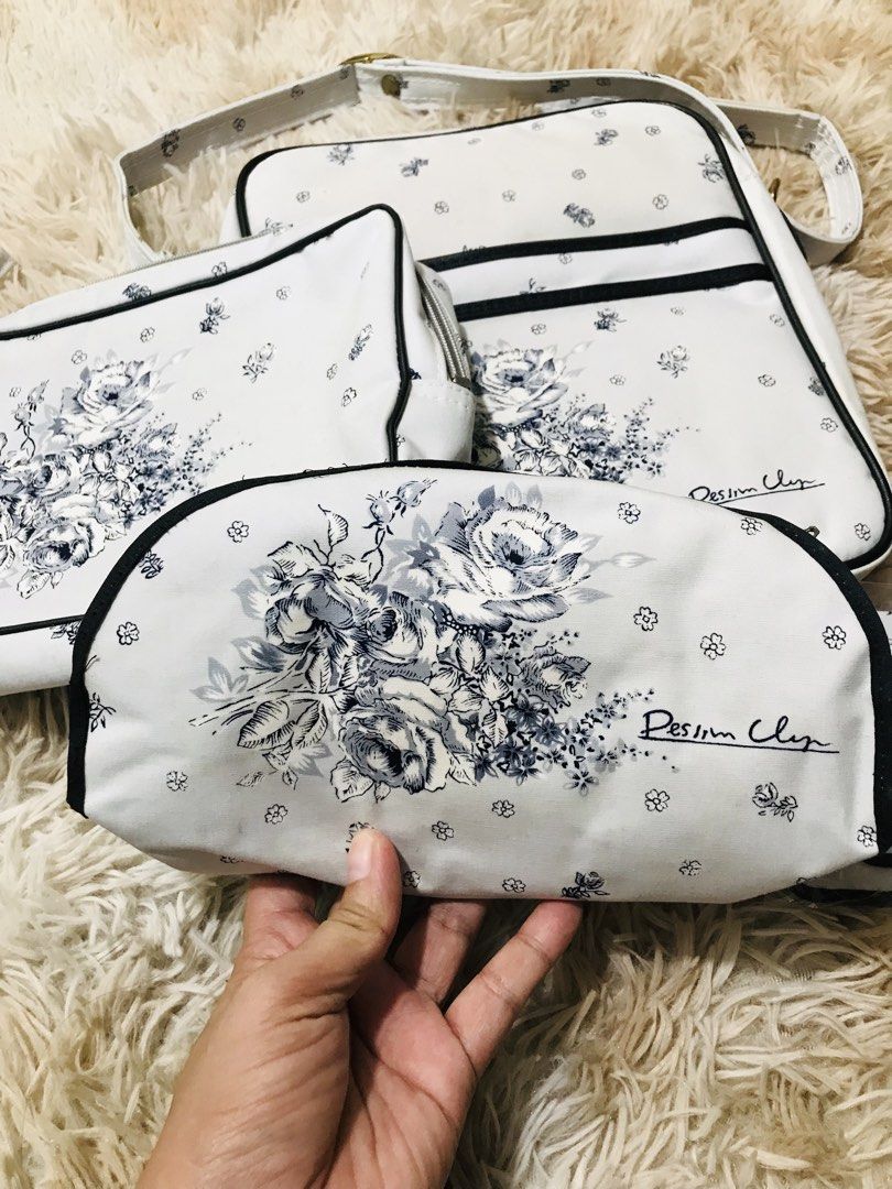 DESSINS CLAY BUNDLE BAGS (Category: Sling Bags) located in Gamu. Submitted by 2022bagsbunny (Listing ID 1459718402, Image 3). Description: AS IS .