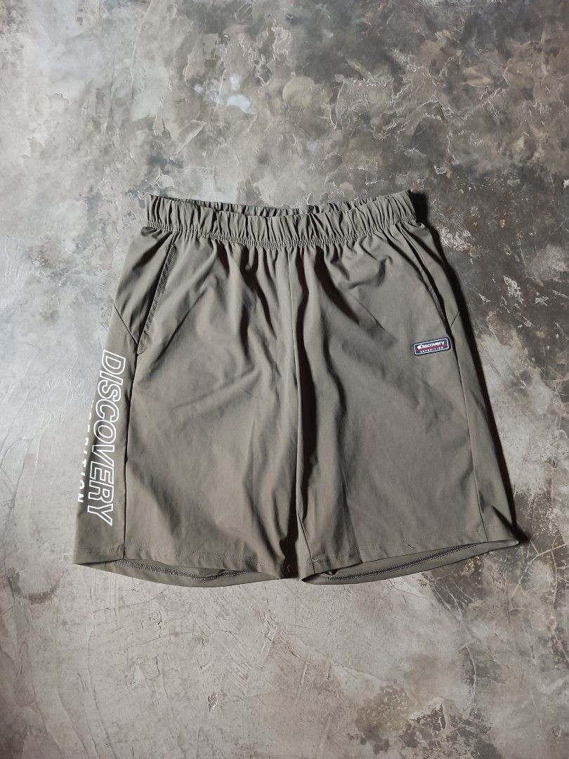 Discovery expedition spell out logo short (Category: Shorts) located in Davao. Submitted by hisdef (Listing ID 1459823067, Image 1). Description: Discovery expedition spell out logo short Condition- like new issue- none Dimensions in inches waistline- stretch from 28-36 length-20 hem-11.5.