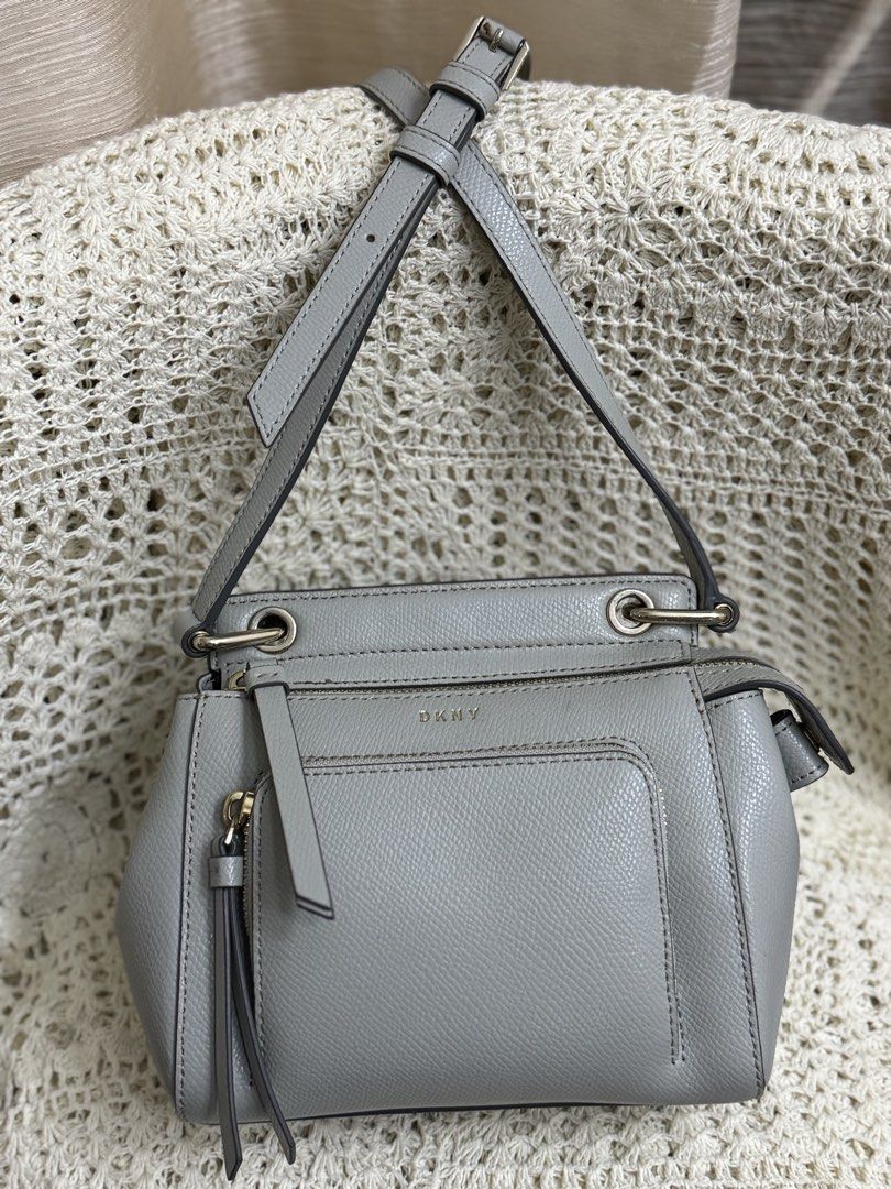 Dkny Sling (Category: Luxury Bags & Wallets) located in Bacolod City. Submitted by vintage_vogue6100 (Listing ID 1459715383, Image 3). Description: .