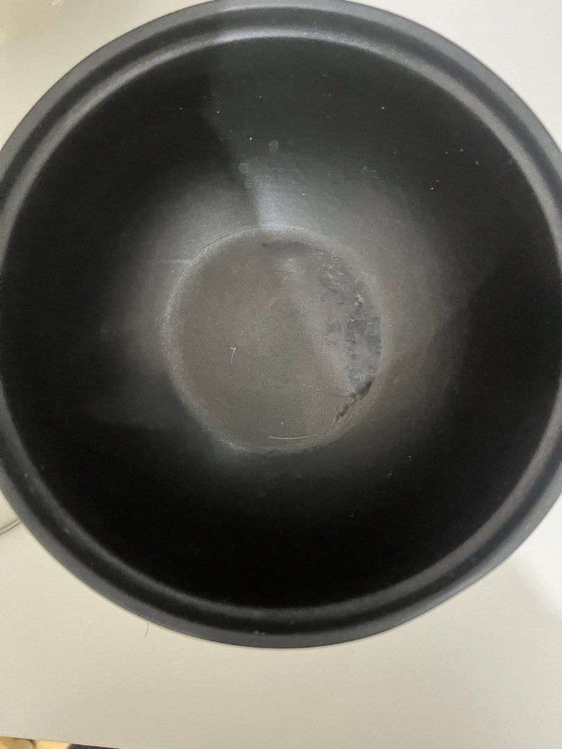 Dreepor Electric Pot with Glass Lid (Category: Cookware & Accessories) located in Manila. Submitted by gentlefish_473ecf (Listing ID 1459845792, Image 3). Description: - White Dreepor electric pot - Includes glass lid and power cord - Black inner pot - Perfect for cooking small meals or boiling water - Simple red switch for easy operation - Compact size, great for dorm rooms or small kitchens slight issue: check pics inside pot and electric wire,