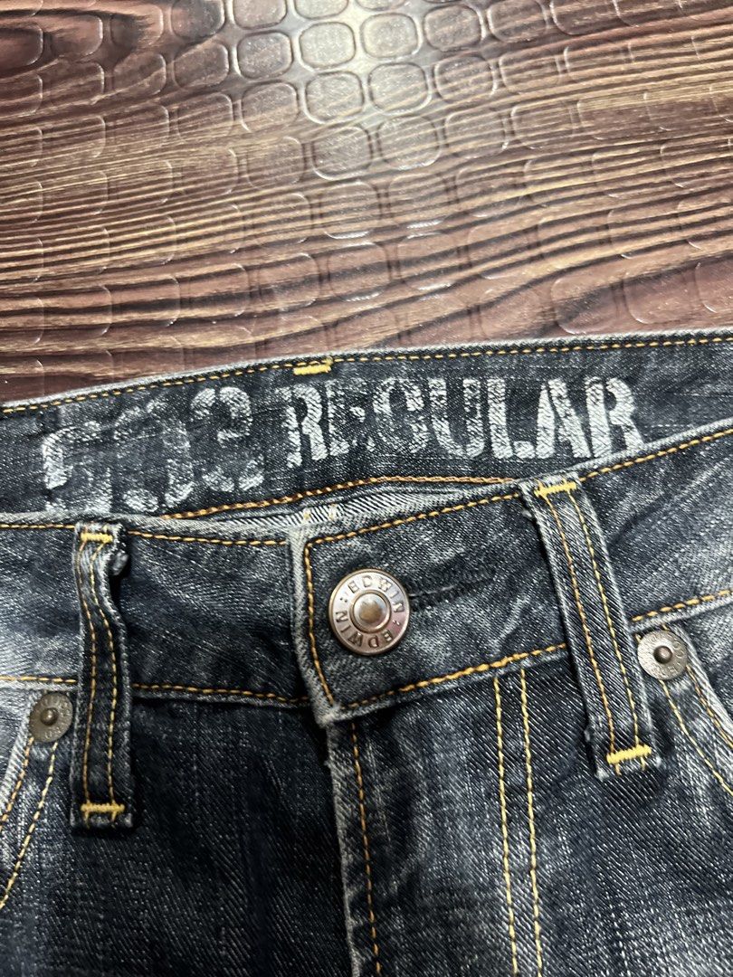 EDWIN EG503 Regular Fit Jeans 29x32 (Category: Jeans) located in Manila. Submitted by okeanos (Listing ID 1459758116, Image 3). Description: - EDWIN Jeans - Regular Fit - Size: 29x32 - Dark Wash Denim with Faded Look - Unique Red Zipper Detail on Pocket - Classic Five-Pocket Styling - Ideal for Everyday Wear.
