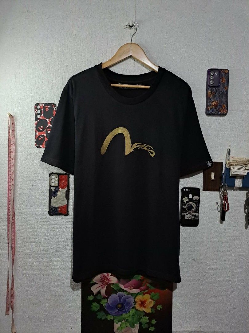 Evisu Kuro Metallic Gold Print (Category: Tshirts & Polo Shirts ) located in Manila. Submitted by yaseen_73 (Listing ID 1459733651, Image 2). Description: Evish Kuro " Live Like A King & Die As A Legend " Big Print With Seagull Front Logo Crew Neckline Solid Black Streetwear Wearing Size : XL on Tag Dimensions : Please Refer to the Photo Color Rate : 9.9/10 No Issue Nearly New Condition or Best Offer 🔥🔥🔥 PRE - OWNED 🔥🔥🔥 Courier : J&T x Lala